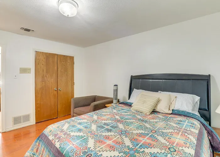 Holiday home 8 Mi Dallas Stadium! Worth W/ Pool *