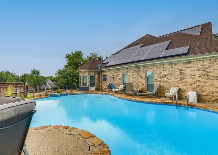 Holiday home 8 Mi Dallas Stadium! Worth W/ Pool Fort Worth
