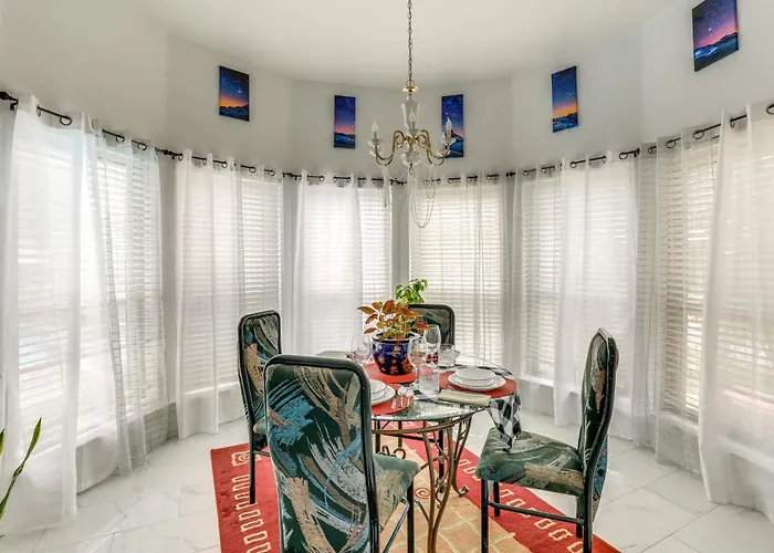 Holiday home 8 Mi Dallas Stadium! Worth W/ Pool *